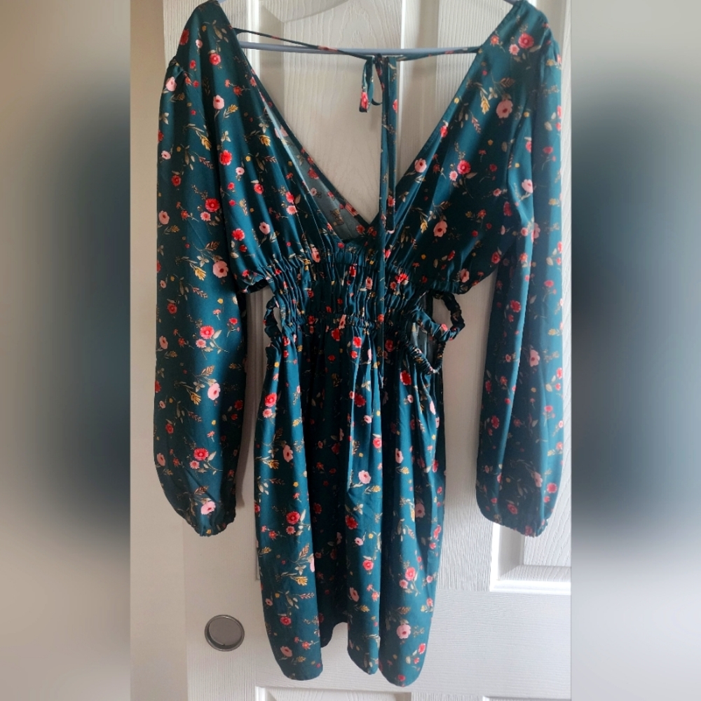 NWOT- beautiful mini dress with elasticized side cut-outs. Size Medium . F21
